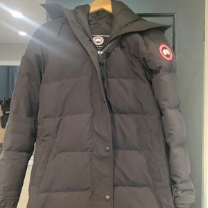 Canada goose womens navy puffer jacket with fur trimmed collar